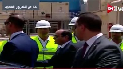السيسي يصافح العمال والمهندسين بمحطة الكهرباء في العاصمة الإدارية