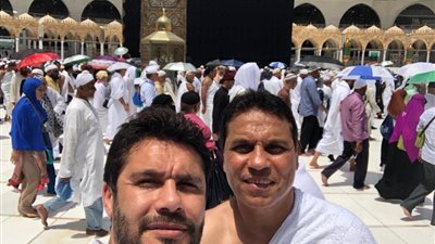 صور.. البدرى والعميد وخشبة يؤدون العمرة 