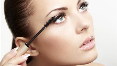 رخيصة وبنت ناس.. طريقة عمل ماسكرا تطويل الرموش في البيت