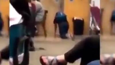 فيديو| فتاة تهرب من الفصل بطريقة مضحكة