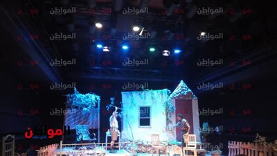 صور.. بدء العرض المسرحي 