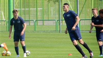 صور.. مدافع منتخب الشباب يطير إلى سويسرا.. تعرف على السبب