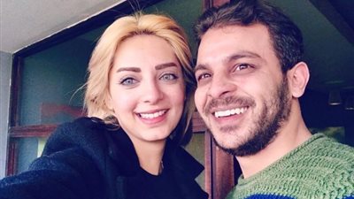 مي حلمي تتغزل فى خطيبها بهذا الصورة 