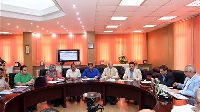 محافظ الشرقية يستعرض موقف توصيل الكهرباء والمياه والصرف الصحي لمشروعات الإسكان