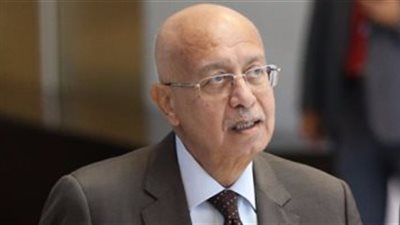 شريف إسماعيل يصل جنوب إفريقيا على رأس وفد مصر لحضور قمة 