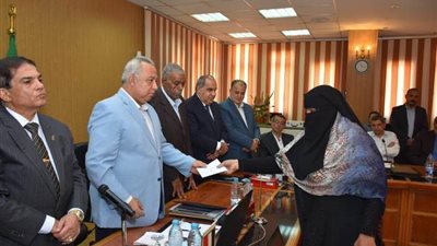 محافظ الشرقية يوزع 25 شهادة أمان على 25 أسرة مستحقة