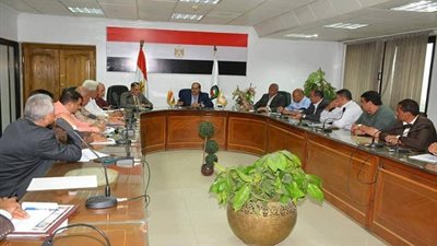محافظ سوهاج يؤكد على حل أى مشاكل أو معوقات تواجه المشروعات الكبرى