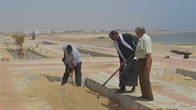 رئيس مدينة القصير: وضع التربة الرملية داخل احواض الزرع بـ الممشى الجديد