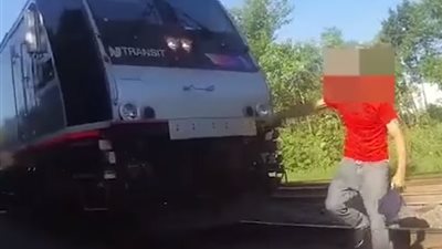 فيديو.. رجل ينقذ شاب من الدهس تحت القطار