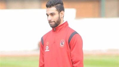 صورة.. عمرو السولية ينعي والد ميدو جابر