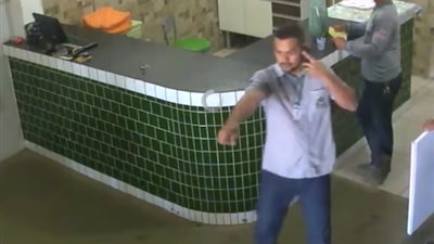 فيديو.. رد فعل غير طبيعي لحظة اقتحام كلب مكتب عمال 