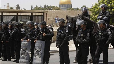 قوات الاحتلال تستخدم قنابل الغاز لتفريق الفلسطينيين في المسجد الأقصى