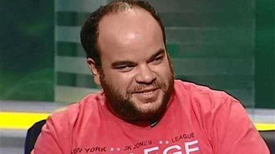 الفنان محمد عبد الرحمن يقدم واجب العزاء في وفاة محمد شرف 