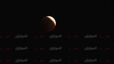 صور.. المصريون يرصدون مراحل خسوف القمر اليوم