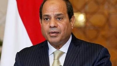 السيسى يوقع فى دفتر تشريفات المؤتمر الوطنى السادس للشباب بجامعة القاهرة
