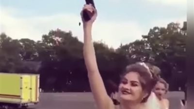 فيديو.. عروس تحتفل بزفافها بطريقة غير متوقعة 