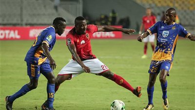 طبيب الأهلي يكشف فترة غياب أجايي عن الملاعب