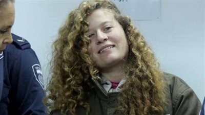 أهالي عهد التميمي ينتظرونها على معابر الاحتلال 