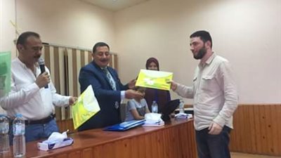 صور .. سكرتير عام دمياط يسلم الدفعة الثانية من تأشيرات الحج