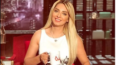 المذيعة مي حلمي تحلل صورة عمرو دياب ودينا الشربيني على طريقتها الخاصة