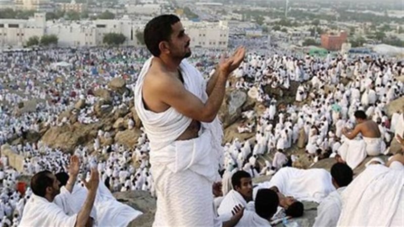 أحد الحجاج يؤدى شعائر