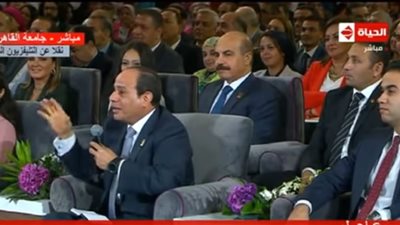 فيديو.. الرئيس السيسي يتدخل لعدم مقاطعة أحد متحدثي المؤتمر الوطني للشباب