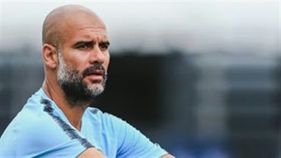 صور.. محرز يعود إلي مانشستر سيتي بالعكازات
