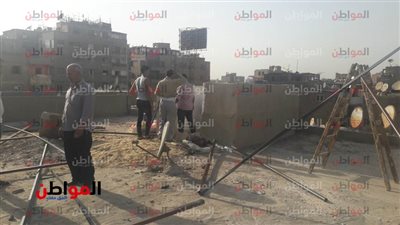 صور| إزالة سقف عقار مخالف بحي الموسكي