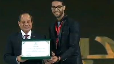 الرئيس السيسي يكرم صاحب المركز الثاني على مستوى العالم عن مشروع كبد آمن