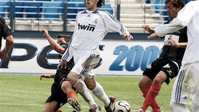 نجم ريال مدريد السابق يرد علي شائعات برشلونة