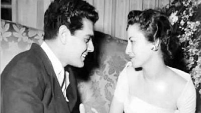 صورة لا تنسى.. عمر الشريف وفاتن حمامة أثناء عقد قرانهما