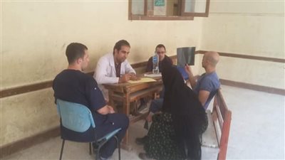 صور.. الكشف على 403 حالة بقافلة طب عين شمس بسمسطا في بني سويف