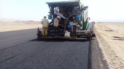 صور.. الانتهاء من رصف 50 كم بمحور تنيدة – منفلوط بـ الوادي الجديد