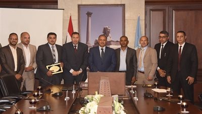 صور.. محافظ الاسكندرية يكرم الشركات المساهمة في تجميل وتطوير ميادين المدينة