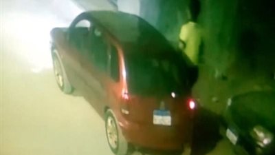 فيديو.. كاميرا مراقبة تفضح لص يسرق بطاريات السيارة