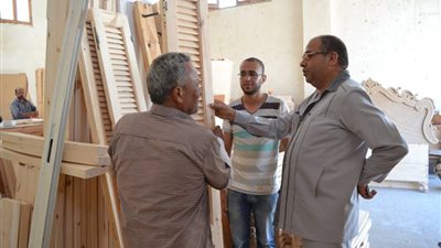 صور.. رئيس مدينة بلطيم يتفقد المصنع المصري للأثاث 