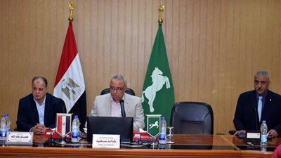 محافظ الشرقية يمنح فرصة عمل لـ شاب يعاني من إصابة بيده اليسرى