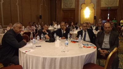صور.. بدء توافد الجماهير لحضور ورشة استخدام أنظمة الخلايا الشمسية في ضخ المياه