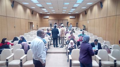 صور.. توافد العشرات على مؤتمر وزارة التموين لتلقي طلبات المواطنين