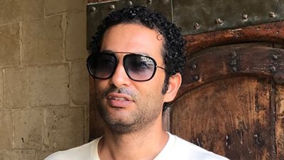 الفنان عمرو سعد يتلقى لوحة فنية جديدة.. من أهداها له؟