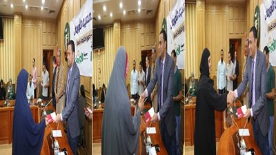 صور.. سكرتير المنوفية يسلم 25 شهادة أمان لـ أرامل وذوي احتياجات
