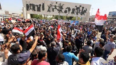 تمهيدا لاعتصام.. محتجون يغلقون بوابة مقر الحكومة المحلي في البصرة