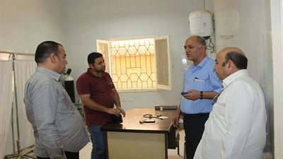 صور.. رئيس مدينة مطاى يتابع العمل بمستشفى المركزي ووحدات القرى
