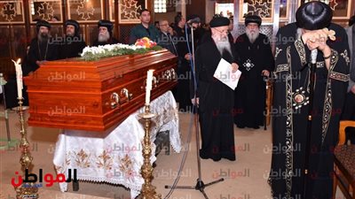 صور وفيديو .. البابا تواضروس يحكي باكياً عن مواقف جمعته مع الأنبا إبيفانيوس
