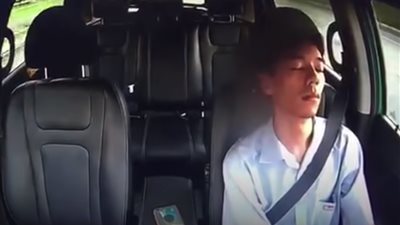 سائق ينام دقيقة كاملة أُثناء القيادة.. شاهد ماذا حدث له 