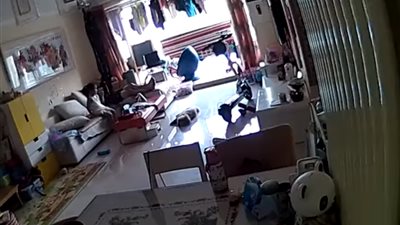 فيديو.. رعب شديد لـ عائلة بعد انفجار سكوتر داخل منزلهم 