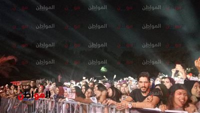 صور.. جامعة هليوبوليس تتحول إلى ساحة شعبية قبل انطلاق حفل تامر حسني
