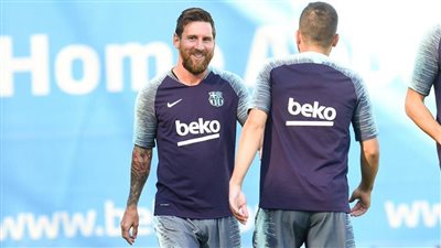 صور .. ميسي ينضم لتدريبات برشلونة لأول مرة