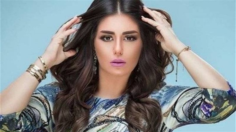 الفنانة منة فضالي