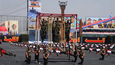 أداء عرض خريجي الموسيقات العسكرية في حفل تخريج الدفعة 156 صف أمام الرئيس السيسي